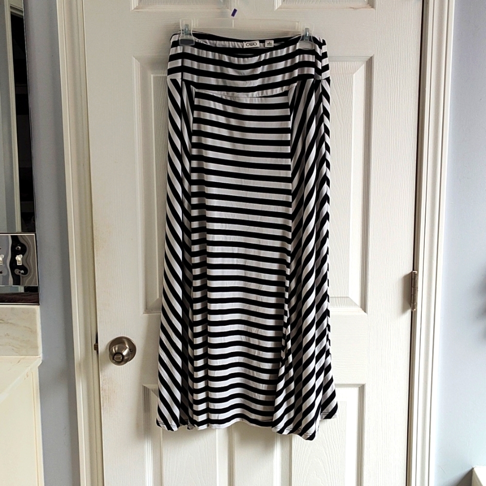 Black and white  striped ankle length skirt from Cato, medium size